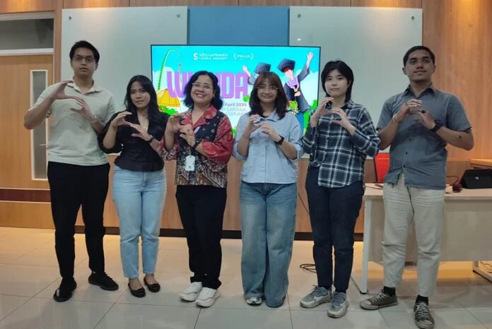 Wisudawan Terbaik SCU berfoto bersama