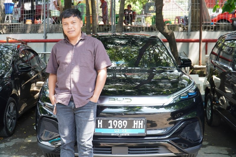 Penggunaan Mobil Listrik Yuanda Arif Wicaksana pengguna kendaraan listrik