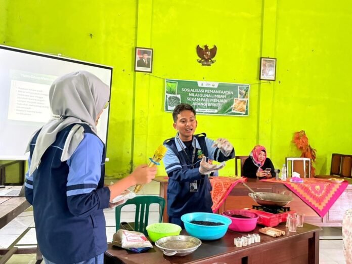 KKN UIN WS gelar sekam padi