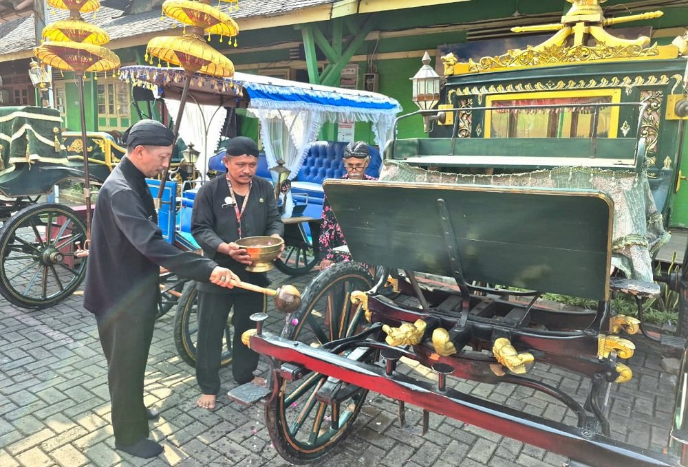 Prosesi Guyangan dilakukan dengan membersihkan Kereta