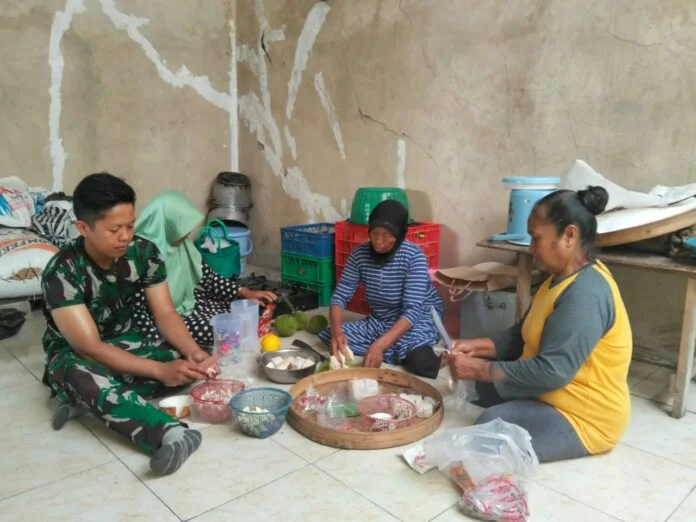 Kebersamaan antara warga dan anggota Satgas TMMD Reguler ke-128 Kodim 0725/Sragen. (Foto : Dok TMMD Sragen)