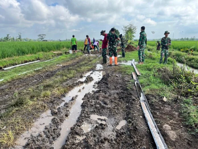 Pengerjaan jalan dalam program TMMD ke-128 Kodim 0725/Sragen di Desa Puro, Kec Karangmalang, Kabupaten Sragen. (Foto : Dok TMMD Sragen)