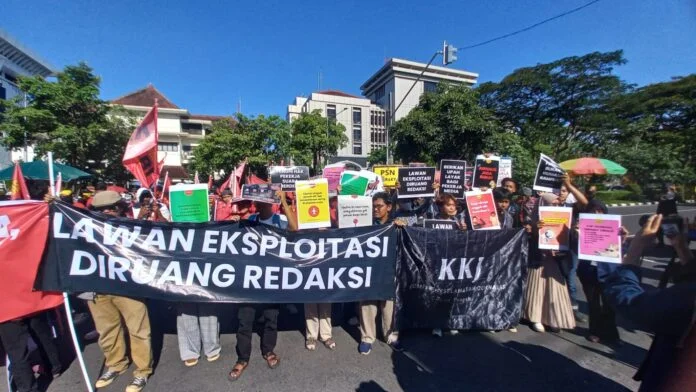 Demo Komite Keselamatan Jurnalis (KKJ) Jateng-DIY di depan gerbang Kantor Gubernur Jawa Tengah, Jumat (1/5/2026). (Foto:Kamal)