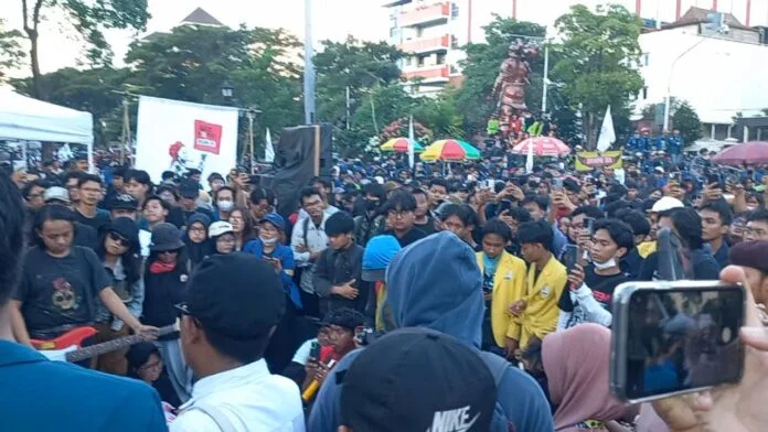 Demo buruh dan mahasiswa di depan Kantor Gubernur Jawa Tengah (Jateng) dalam agenda May Day, Jumat (1/5/2026). (Foto:Kamal)