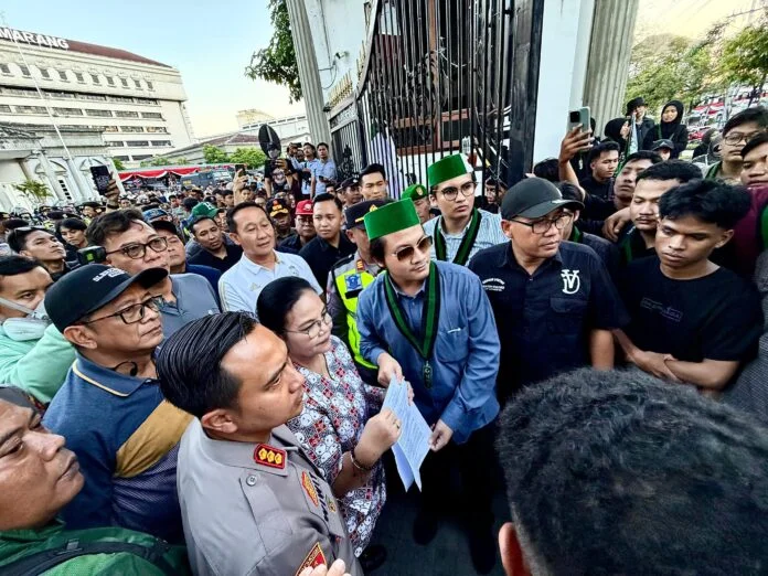 Wali Kota Semarang Agustina Wilujeng saat menemui buruh di depan Balaikota Semarang, Jumat (01/05/2026). (Foto : Dok JN)
