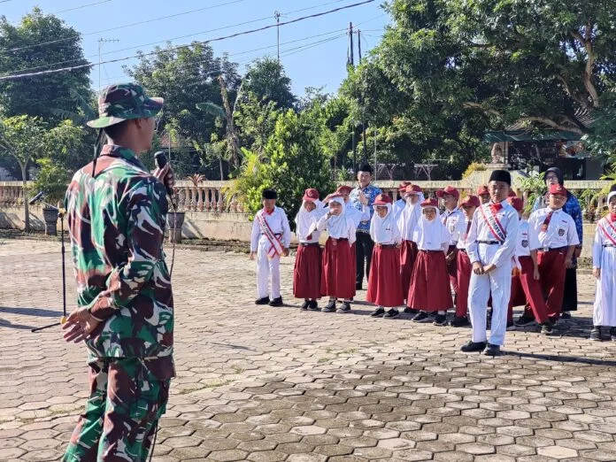 Letda Arh Jelang Abrianto, Danton satgas TMMD Reg 128 TMMD di Ds. Puro Kecamatan Karangmalang Kabupaten Sragen menajdi Irup di SD Plumbungan IV Sabtu, (02/05/2026). (Foto : Dok TMMD Sragen)