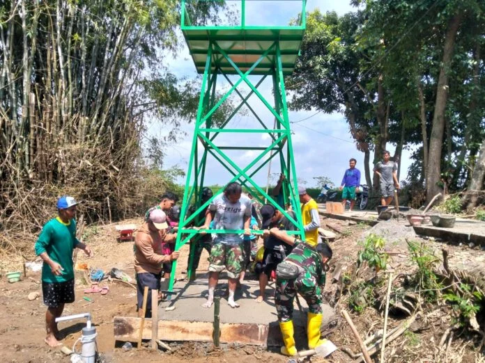 TMMD melakukan pembangunan sumur bor di Dukuh Gadung Sari RT 17, Desa Pelemgadung, Kecamatan Karangmalang, Kabupaten Sragen. (Foto : Dok Pendim Sragen)
