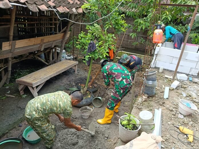 TNI Manunggal Membangun Desa (TMMD) Reg ke-128 Kodim 0725/Sragen melakukan pembangunan jamban sehat. (Foto : Dok TMMD Sragen)