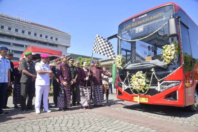 Wali Kota Semarang, Agustina Wilujeng merilis peremajaan Trans Semarang di Balai Kota Semarang, Sabtu (2/5/2026). (Foto : Dok Pemkot Semarang)