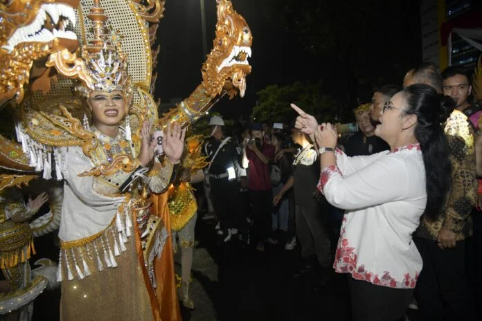 Wali kota Semarang, Agustina Wilujeng berinteraksi dengan peserta Semarang Night Carnival (SNC) 2026 yang tetap tampil di kawasan Simpang Lima, Sabtu (2/5/2026). (Foto : Dok Pemkot Semarang)