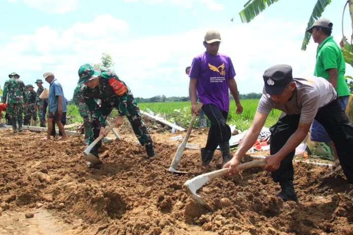 Dansatgas TMMD Reguler ke-128 Kodim 0725/Sragen, Letkol Inf Dindin Rohidin, S.I.P., hadir langsung di lokasi pengurukan, menyapa prajurit dan warga yang tengah bekerja. (Foto : Dok TMMD Sragen)