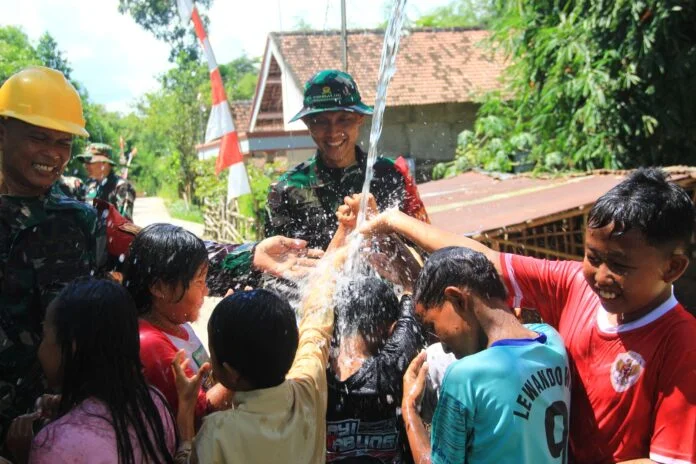 Tawa riang anak-anak menggema di Dukuh Gadungsari, Desa Pelemgadung, Kecamatan Karangmalang, saat air dari sumur bor hasil TMMD Reguler ke-128 Kodim 0725/Sragen. (Foto : Dok TMMD Sragen)