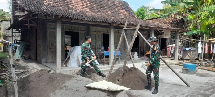 Gotong royong tampak dalam pelaksanaan program TMMD Reguler ke-128. (Foto : Dok TMMD Sragen)