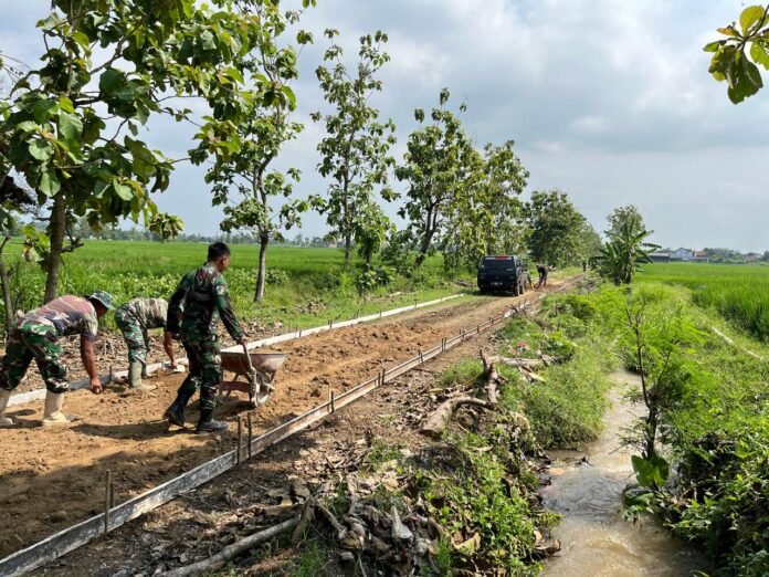 Satgas TMMD Reguler ke-128 Kodim 0725/Sragen melakukan pengecoran jalan sepanjang 1.100 meter. (Foto : Dok TMMD Sragen)