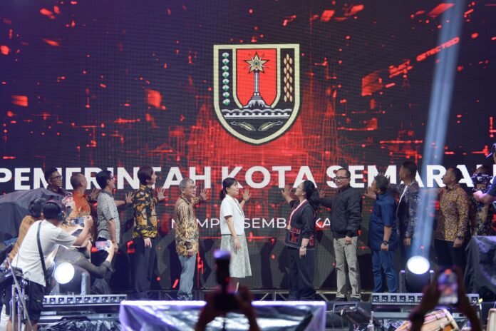 Wali Kota Semarang, Agustina Wilujeng resmi meluncurkan aplikasi “SDGs atau Semarang dalam Genggaman saya” pada puncak Resepsi Hari Jadi ke-479 Kota Semarang, Minggu (3/5/2026). (Foto : Dok Pemkot Semarang)