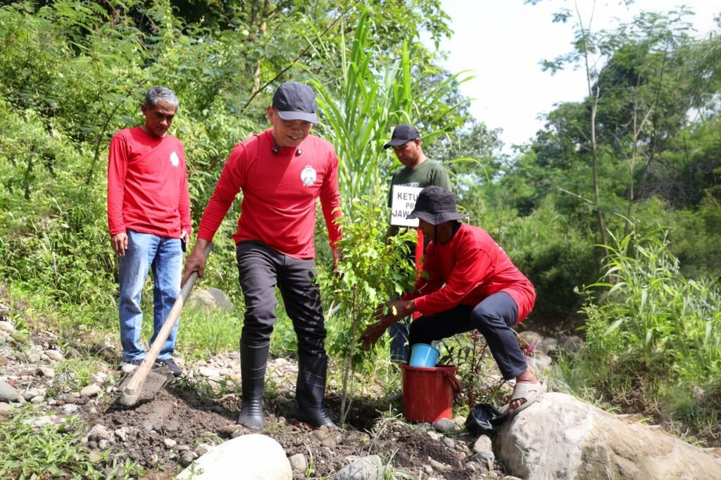 Ketua DPRD Jateng Sumanto saat menggelar gerakan penanaman pohon Jogo Kali Merawat Bumi di Kali Klegung, Desa Karangpandan, Kecamatan Karangpandan, Kabupaten Karanganyar, belum lama ini. (Foto : Dok DPRD Jateng)