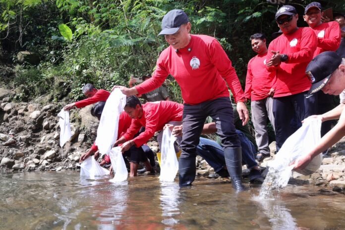 Ketua DPRD Jateng Sumanto saat menggelar gerakan penanaman pohon Jogo Kali Merawat Bumi di Kali Klegung, Desa Karangpandan, Kecamatan Karangpandan, Kabupaten Karanganyar, belum lama ini. (Foto : Dok DPRD Jateng)