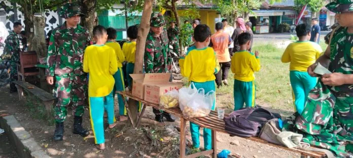Kebersamaan antara TNI dan masyarakat kembali terlihat dalam pelaksanaan Program TMMD Reguler ke-128 Kodim 0725/Sragen. (Foto : Dok TMMD Sragen)
