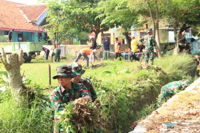 Satuan Tugas (Satgas) TMMD Reguler ke-128 Kodim 0725/Sragen bahu-membahu bersama Relawan Kelurahan Plumbungan. (Foto : Dok TMMD Sragen)