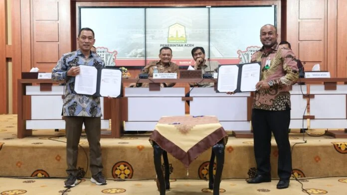 Penandatanganan kerja sama Bank Jateng dengan BUMD Aceh disaksikan Gubernur Jateng Ahmad Luthfi dan Gubernur Aceh Muzakir Manaf di Kantor Gubernur Aceh. (Foto : Dok Bank Jateng)