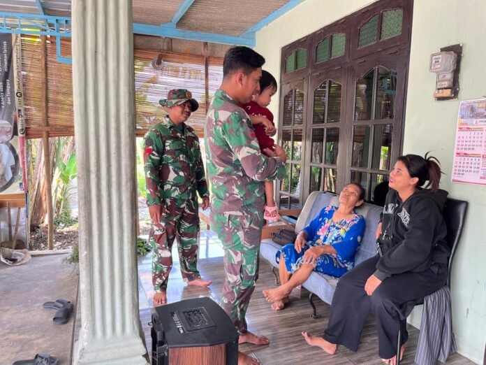 Praka Alfian Anggota Satgas TMMD Reguler ke-128 Kodim 0725/Sragen saat bertemu buah hatinya di lokasi TMMD Desa Puro, Kecamatan Karangmalang namun sarat makna. Selasa (5/5/2026). (Foto : Dok TMMD Sragen)