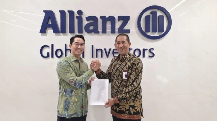 Presiden Direktur AllianzGI Indonesia Aliyahdin Saugi (kiri) bersalaman dengan Direktur Keuangan Bank Jateng Bambang Ristianto (kanan) usai Penandatanganan kerja sama strategis Produk Reksa Dana Terproteksi Allianz di Jakarta, Kamis (30/4/2026). (Foto : Dok Bank Jateng)