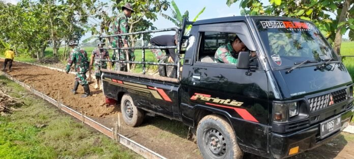 Praka Dian, personel Satgas TMMD Reguler ke-128 yang memiliki kemampuan mengemudi dengan baik. (Foto : Dok TMMD Sragen)