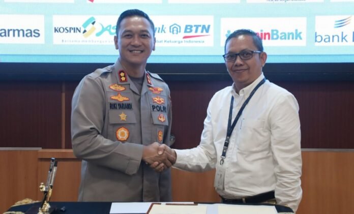 Kapolres Pekalongan Kota AKBP Riki Yariandi, S.H., S.I.K., M.H. (kiri) berjabat tangan dengan Pemimpin Cabang Bank Jateng KC Pekalongan Danar Widagdo (kanan) usai penandatanganan Perjanjian Kerja Sama (PKS) di Aula Wicaksana Laghawa Mapolres Pekalongan Kota, Selasa (28/4/2026). (Foto : Dok Bank Jateng)