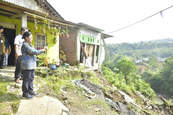 Wali Kota Semarang, Agustina Wilujeng, turun langsung meninjau lokasi tanah longsor di Kalialang, Kecamatan Gunungpati, Selasa (5/5/2026). (Foto : Dok Pemkot Semarang)