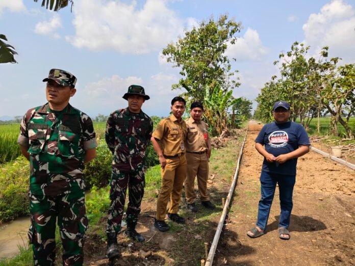 Lettu Arh Ifa Aiwan tampak setia mendampingi setiap tahapan kegiatan TMMD Reguler ke-128. (Foto : Dok Pendim Sragen)