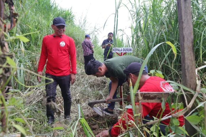 Ketua DPRD Jateng Sumanto saat melakukan pelestarian lingkungan belum lama ini. (Foto : Dok DPRD Jateng)