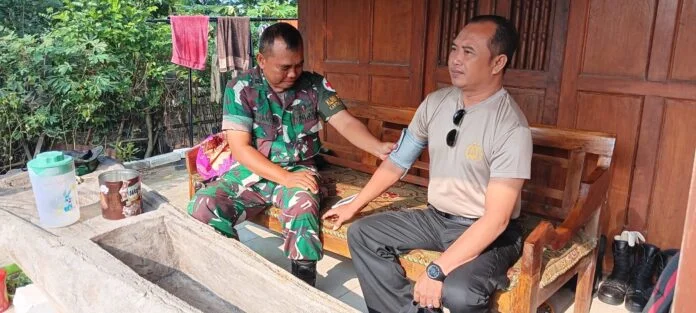 Satgas dan warga di lokasi TMMD Reg ke-128 Kodim 0725/Sragen menerjunkan tim kesehatan. (Foto : Dok TMMD Sragen)