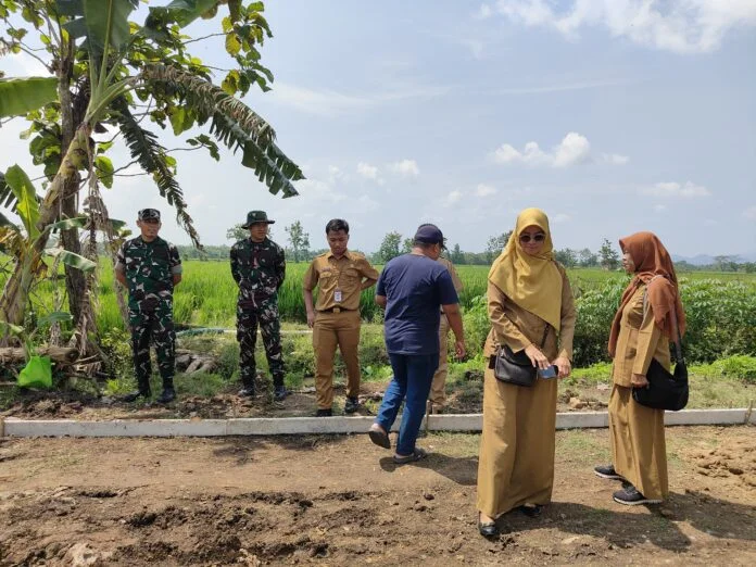 Dinas Pemberdayaan Masyarakat dan Desa (Dinas PMD/DPMD) kunjungi progres pembangunan cor blok jalan dalam program TMMD Reguler ke-128 Kodim 0725/Sragen. (Foto : Dok TMMD Sragen)