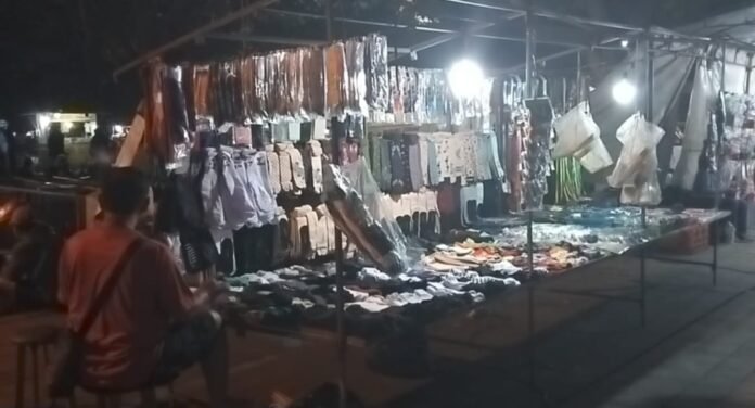 PKL sisi barat Plaza Alun-alun Karanganyar.(Foto : Iwan)