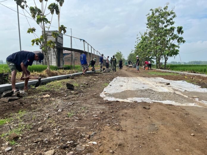 Disepanjang sisi jalan Desa Puro, Kecamatan Karangmalang, pengerjaan talud menjadi bagian penting dalam rangkaian TMMD Reguler ke-128 Kodim 0725/Sragen. (Foto : Dok TMMD Sragen)