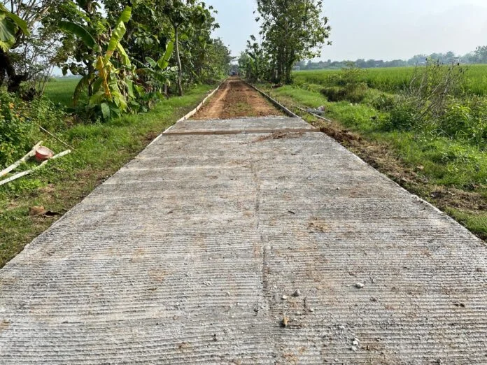Pengecoran jalan program TNI Manunggal Membangun Desa (TMMD) Reguler ke-128 Kodim 0725/Sragen di Desa Puro, Kecamatan Karangmalang. (Foto : Dok TMMD Sragen)