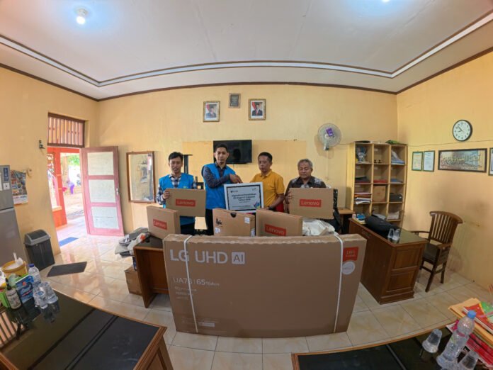 Tim TJSL PLN UIK Tanjung Jati B secara simbolis menyerahkan bantuan program digitalisasi pendidikan kepada SD Negeri 2 Tubanan, Desa Tubanan, Kecamatan Kembang, Kabupaten Jepara, Kamis (30/4). Bantuan ini merupakan wujud dukungan PLN dalam memperkuat sarana pembelajaran berbasis teknologi guna meningkatkan kualitas pendidikan di wilayah sekitar operasional perusahaan. (Foto : Dok PLN)