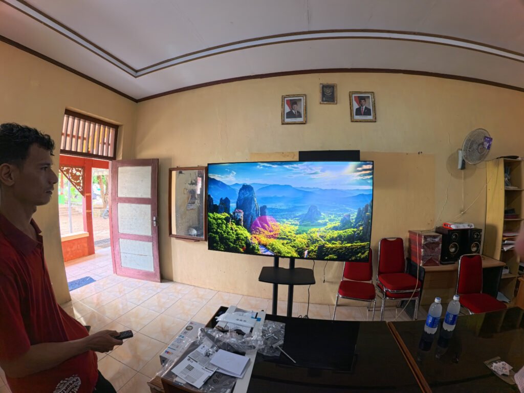 Petugas melakukan pemasangan dan pengaturan perangkat pendukung pembelajaran digital bantuan PLN UIK Tanjung Jati B di SD Negeri 2 Tubanan, Desa Tubanan, Kecamatan Kembang, Kabupaten Jepara, Kamis (30/4). Penyediaan sarana ini merupakan bagian dari program digitalisasi pendidikan untuk mendukung proses belajar yang lebih interaktif dan adaptif terhadap perkembangan teknologi. (Foto : Dok PLN)
