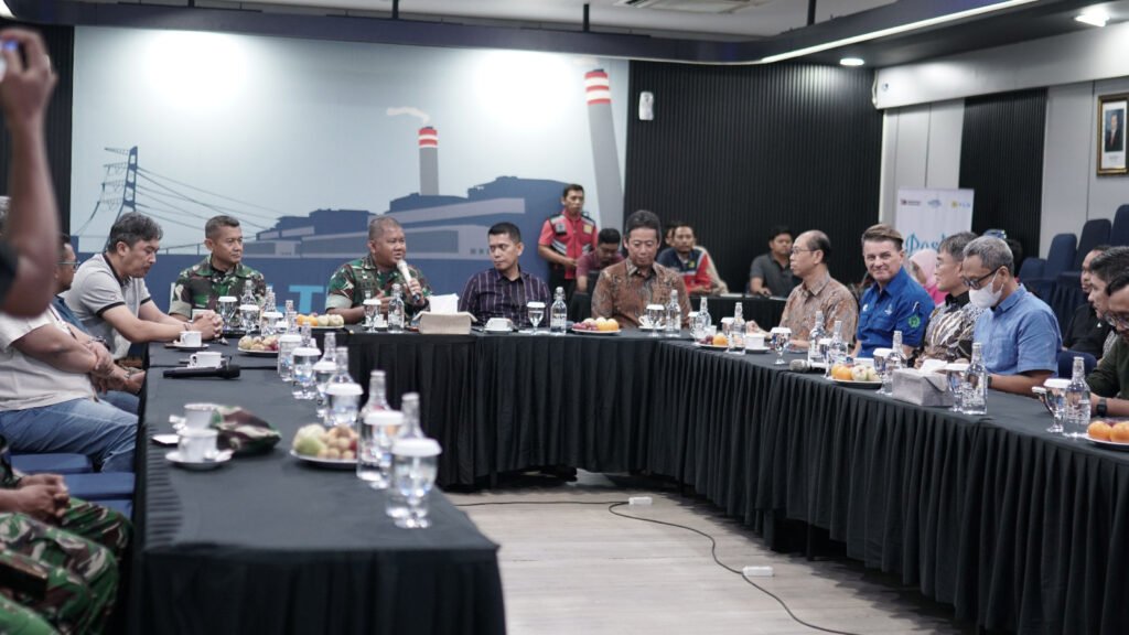 Komandan Resor Militer 073/Makutarama Kolonel Arm Ezra Nathanael, S.Kom., M.M., M.Han (tengah, memegang microphone). menyampaikan sambutan saat kunjungan kerja dan pemantauan Objek Vital Nasional (Obvitnas) di PLTU Tanjung Jati B, Jepara, Rabu (6/5), yang dihadiri jajaran manajemen PLN UIK Tanjung Jati B dan para perwakilan manajemen TJB Raya. (Foto : Dok PLN)