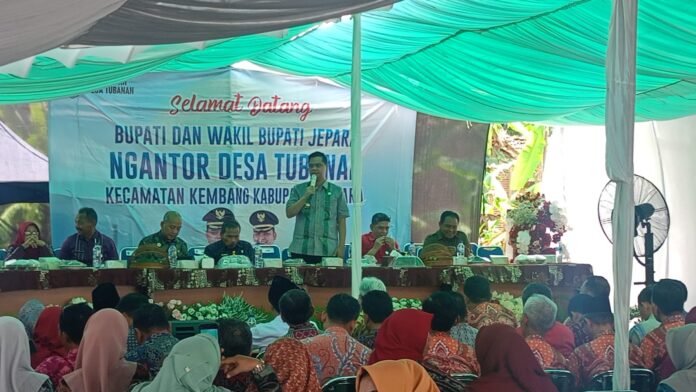 Bupati Jepara, H. Witiarso Utomo, S.E. menyampaikan sambutan saat kegiatan Bupati Ngantor di Desa Tubanan di Kecamatan Kembang, Kabupaten Jepara, Selasa (5/5/2026). Dalam kesempatan tersebut, PLN UIK Tanjung Jati B turut menyerahkan bantuan Program TJSL bagi UMKM Kelompok Wanita Tani Sekar Tanjung serta Kelompok Pengrajin Sabut Kelapa dan Sapu Mekar Jaya untuk mendukung penguatan UMKM desa. (Foto : Dok PLN)