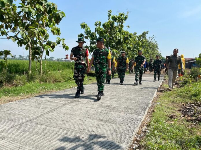 Pengecekan pekerjaan TMMD Reguler Ke-128 Tahun 2026 Kodim 0725/Sragen, Desa Puro, Karangmalang, Sragen, Ketua tim Wasev TMMD ke-128, Brigjend TNl Joni Perdede,S.Sos. (Foto : Dok TMMD Sragen)