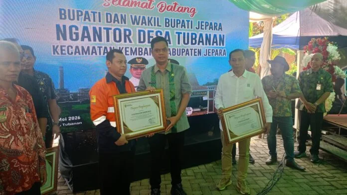 Bupati Jepara, H. Witiarso Utomo, S.E. menyerahkan piagam penghargaan kepada perwakilan PLN UIK Tanjung Jati B dan pihak terkait dalam kegiatan Bupati Ngantor di Desa Tubanan di Kecamatan Kembang, Kabupaten Jepara, Selasa (5/5/2026). Momentum ini sekaligus menjadi bagian dari sinergi pemberdayaan masyarakat melalui dukungan Program TJSL bagi pengembangan UMKM desa. (Foto : Dok PLN)