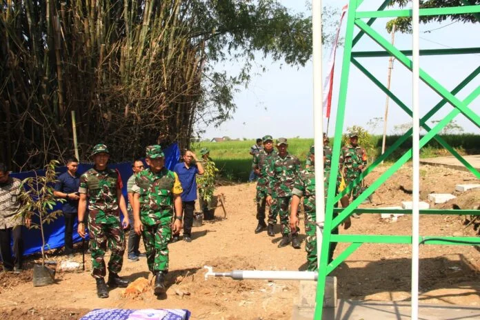 Tim Pengawasan dan Evaluasi (Wasev) TMMD Reguler ke-128 hadir meninjau langsung program sumur bor. (Foto : Dok TMMD Sragen)