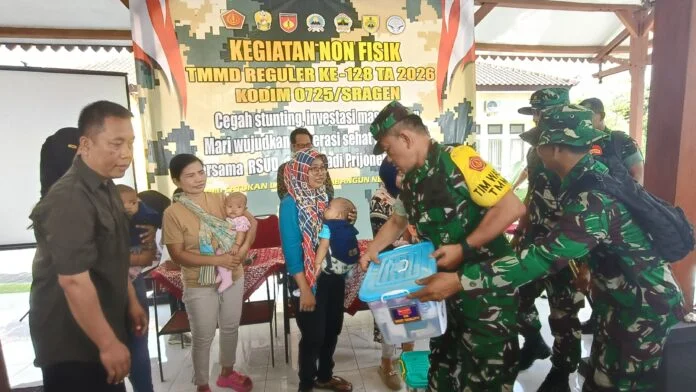 TMMD Reguler ke-128 Kodim 0725/Sragen, tim kesehatan lapangan dari Klinik Pratama Kartika 25 Sragen menunjukkan aksi sigapnya di lapangan pada Jumat (08/05/2026). (Foto : Dok TMMD Sragen)