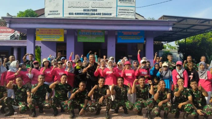 Satgas TMMD Reguler ke-128 Kodim 0725/Sragen bersama rombongan ibu-ibu senam Kecamatan Karangmalang. (Foto : Dok TMMD Sragen)