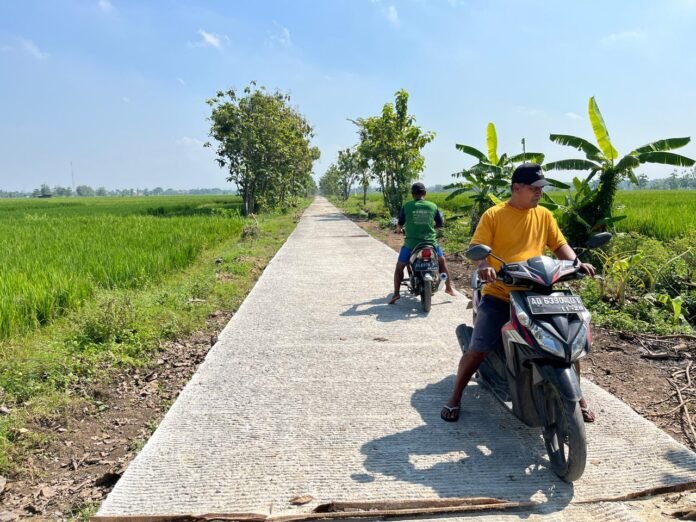 Hamparan jalan beton yang membelah Desa Puro, Kecamatan Karangmalang, Kabupaten Sragen. (Foto : Dok TMMD Sragen)