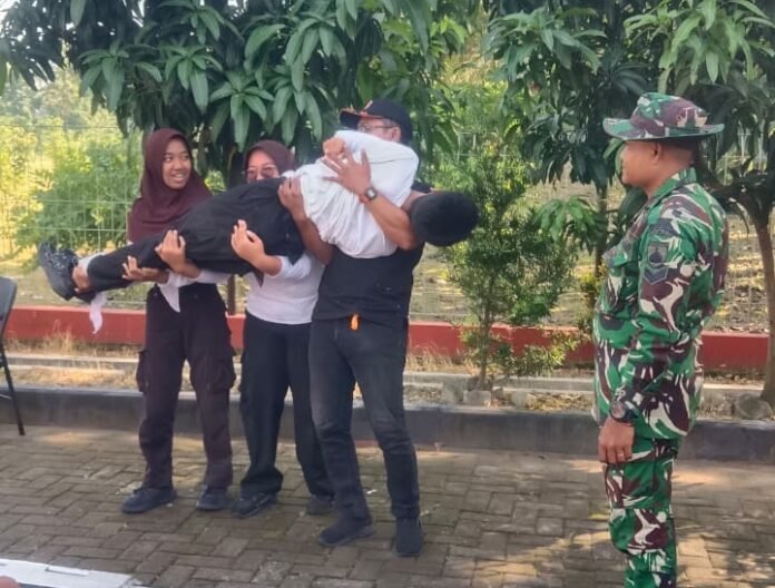 SMK Bina Wiyata, Desa Puro, Kecamatan Karangmalang, Kabupaten Sragen, saat sejumlah siswa tampak serius memperhatikan setiap arahan yang diberikan anggota Satgas TMMD Reguler ke-128 Kodim 0725/Sragen. (Foto : Dok TMMD Sragen)