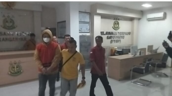 Tersangka saat dibawa ke tahanan. (Foto : Iwan)