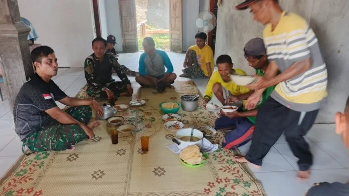 Anggota Satgas TMMD Reguler ke-128 Kodim 0725/Sragen menghadiri acara kenduri yang digelar keluarga setempat. (Foto : Dok TMMD Sragen)