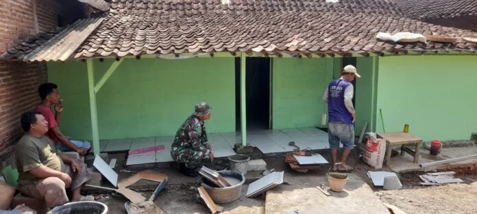 Serka Darmadi, anggota Satgas TMMD Reguler ke-128 Kodim 0725/Sragen, tampak setia mengawal setiap proses pengerjaan. (Foto : Dok TMMD Sragen)